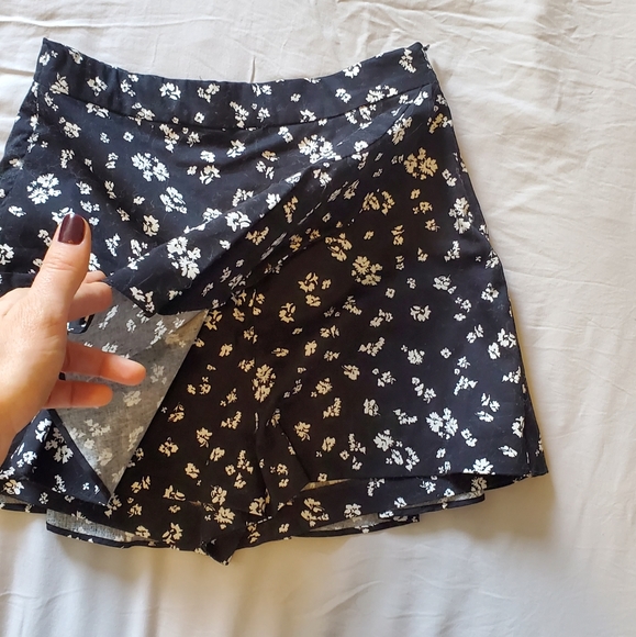 BUNDLE 2 FOR $35 New Zara Floral Skort - Picture 2 of 3